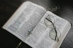 Buddyzm: Czy ma "Biblię"? Poznaj jego święte pisma.