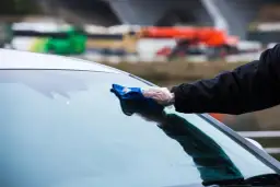 Czyste szyby w aucie: Jak myć bez smug? Poradnik eksperta.