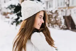 Jak się nazywają modne czapki? Poznaj najpopularniejsze style i trendy
