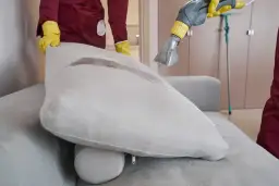Czym prać tapicerkę kanapy, aby skutecznie usunąć plamy?