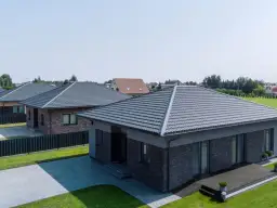 Nowoczesne domy z szarymi dachami. Dowiedz się, jak rozmierzyć dachówkę na dachu, by uzyskać taki efekt.