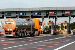 Ciężarówka z cysterną na autostradzie A4 przed punktem poboru opłat. Sprawdzam autostrada a4 cennik Gliwice-Wrocław.