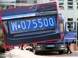 Niebieskie tablice rejestracyjne z numerem W-075500 na samochodzie i W-065607 na ciężarówce.