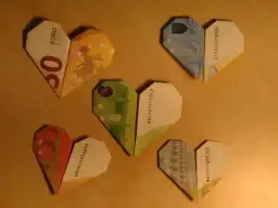 Serduszka z banknotów w prostej kopercie z kółek