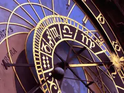 Złoty **rak znak zodiaku** na zabytkowym zegarze astronomicznym.