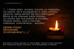 Płonąca świeca na ciemnym tle. Cytat o ofiarach dla dusz czyśćcowych, jak wywołać ducha przez świadome ofiarowanie.