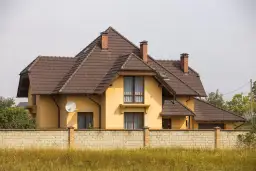 Idealna elewacja do brązowego dachu? Zobacz kolory online!