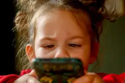 Co bardziej psuje wzrok komputer czy telefon? Sprawdź wpływ na oczy