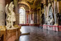Wnętrze opactwa pocysterskiego w Krzeszowie. Marmurowe kolumny, rzeźby aniołów i monumentalne nagrobki tworzą barokowy splendor.