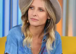 Patrycja Markowska w niebieskiej koszuli i kapeluszu. Wiele osób zastanawia się, ile lat ma Patrycja Markowska, ale na tym zdjęciu widać jej charyzmę.