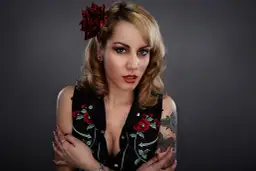 Jak ubrać się na imprezę PRL? Stylowe inspiracje retro!