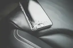 Rozbity ekran telefonu we śnie: co oznacza i jak go interpretować?