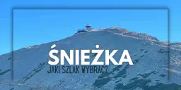 Szlak na Śnieżkę. Widok na górę z budynkami na szczycie i turystami idącymi ścieżką.
