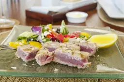 Tataki de atún sellado con ensalada fresca y limón.