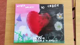 Praca plastyczna: serce podzielone na jasną i ciemną stronę, z napisem "Wybór należy do Ciebie!!! Rzuć palenie razem z nami!!!".