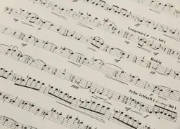Partytura muzyczna z oznaczeniami tempa, np. "Langsam (etwa 60)" i "Sehr lebhaft (etwa 80)", sugerującymi tempo umiarkowane w muzyce.