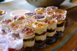 Szybkie mini deserki, takie jak tiramisu w pucharkach, kuszą warstwami kremu i kakao. Idealne na szybką słodką chwilę.