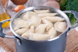 Gotowanie pierogów w garnku. Dowiedz się, jak długo gotować pierogi, by były idealne.
