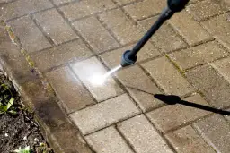 Ile kosztuje czyszczenie kostki brukowej? Sprawdź różnice w cenach