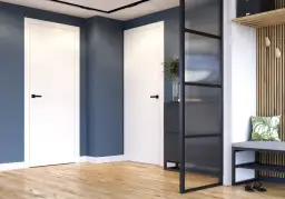 Nowoczesne drzwi Porta Vector U w holu z przeszkloną ścianką działową i ławką.