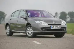 Szary sedan Renault Laguna 3 na drodze. Rozmiar opon jest standardowy dla tego modelu, zapewniając komfortową jazdę.