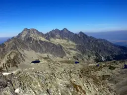 Majestatyczne Tatry z licznymi szczytami, jeziorami i skalistymi graniami. Trudno policzyć, ile jest szczytów w Polsce, ale ten widok zapiera dech.