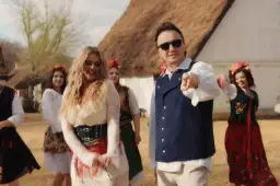 Patryk Pegza w stroju ludowym, otoczony tańczącymi kobietami. Ile ma lat? Trudno zgadnąć, ale wygląda na energicznego!