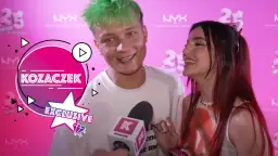 Z kim jest kartoni? Z uśmiechniętą dziewczyną na evencie NYX.