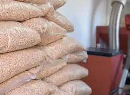 Stos worków pelletu drzewnego. Typowo tona pelletu to ok. 66 worków po 15 kg.