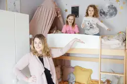 Pokój 3 latki inspiracje: uśmiechnięta mama prezentuje przytulne łóżko piętrowe z baldachimem i księżycem na ścianie.