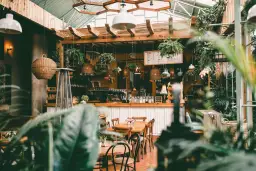 Gdzie na obiad w Warszawie: odkryj najlepsze restauracje i ceny