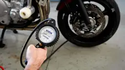 Ciśnienie w oponach motocyklowych: Czy na pewno wiesz, jak je ustawić?