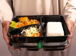 Pyszne danie z kurczakiem, ryżem i surówką. Zamów catering dietetyczny Lubartów i ciesz się zdrowym posiłkiem!