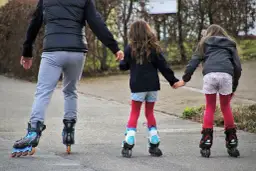 Wrotki czy rolki dla dziecka: co wybrać, aby zapewnić bezpieczeństwo?