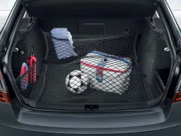 Bagażnik Škoda Octavia z siatką, piłką, torbą i akcesoriami. Wymiary bagażnika pozwalają na łatwe przewożenie wielu rzeczy.