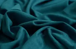 Tela de lyocell con pliegues profundos, mostrando su caída suave. A pesar de sus ventajas, hay desventajas del lyocell a considerar.