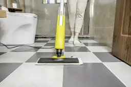 Skuteczne metody czyszczenia kafelków na podłodze bez smug