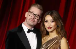 Macaulay Culkin z partnerką na czerwonym dywanie. Choć Macaulay Culkin dzieci nie ma, jego kariera wciąż trwa.