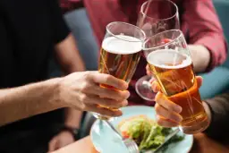 Trzech przyjaciół wznosi toast piwem. Zastanawiasz się, ile czeka się na sprawę za jazdę pod wpływem?