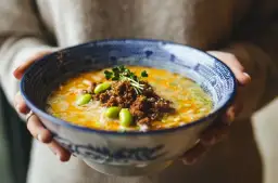Aksamitna zupa porowa z mięsem mielonym, edamame i kiełkami. Idealna na chłodne dni.