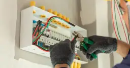 Elektryk w Polsce montuje instalację elektryczną. Zastanawiasz się, ile zarabia elektryk w Polsce?
