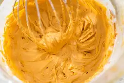 Gładki, puszysty krem z masy kajmakowej i mascarpone, właśnie ubijany mikserem. Idealny do tortów i deserów.
