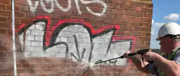 Skuteczne sposoby jak usunąć graffiti z elewacji: 5 sprawdzonych metod