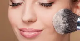 Delikatna skóra muśnięta pudrem sypkim. Puszysty pędzel to idealny sposób, czym nakładać puder sypki, by uzyskać efekt muśnięcia.