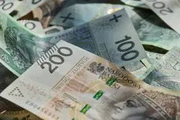 Stos banknotów 100 i 200 zł. Marzenie o trzynastce w 2026 roku nabiera kształtów.