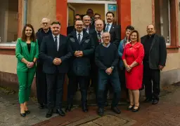 Grupa osób przed biurem poselskim PiS w Łodzi. Zapraszamy do kontaktu!