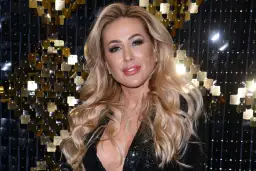 Sylwia Peretti w błyszczącej kreacji, z burzą blond włosów i biżuterią, pozuje na tle cekinowej ściany.