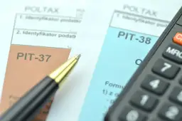 Druk PIT-37 i PIT-38, długopis i kalkulator. Czas rozliczyć dochód.