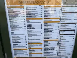 Menu McDonald's z cenami i opisami napojów, deserów i zestawów.