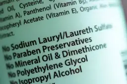 Lista składników kosmetyku: bez Sodium Lauryl/Laureth Sulfate (ammonium lauryl sulfate co to?), parabenów, oleju mineralnego, dimethicone, glikolu polietylenowego, alkoholu izopropylowego.